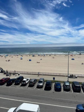 Hampton Beach OCEAN FRONT Condo at the Surf